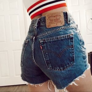 Vintage Levi’s | High Waisted Jean Shorts Size 6-8